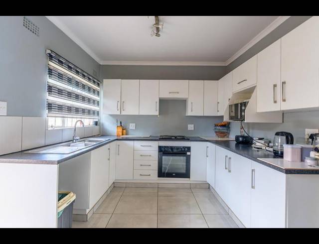 5 BEDROOM HOUSE FOR SALE IN HOWICK WEST